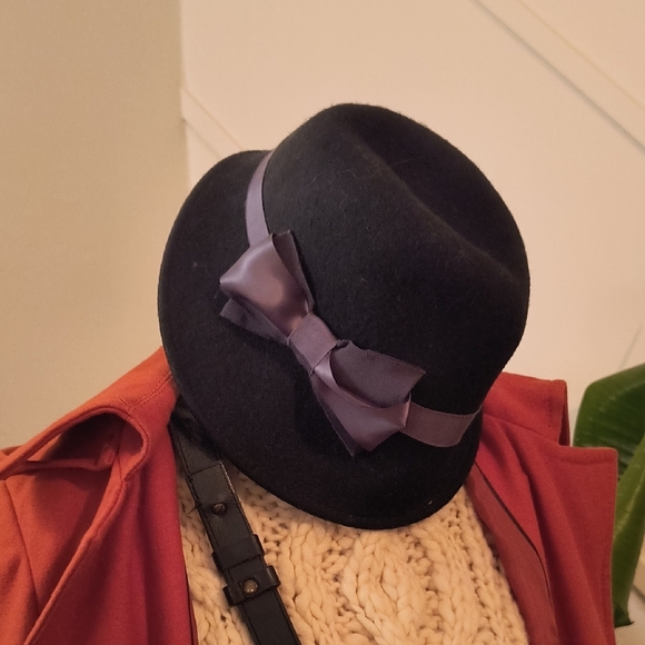 Chic Black Wool Fedora with Purple Bow - Picture 1 of 6